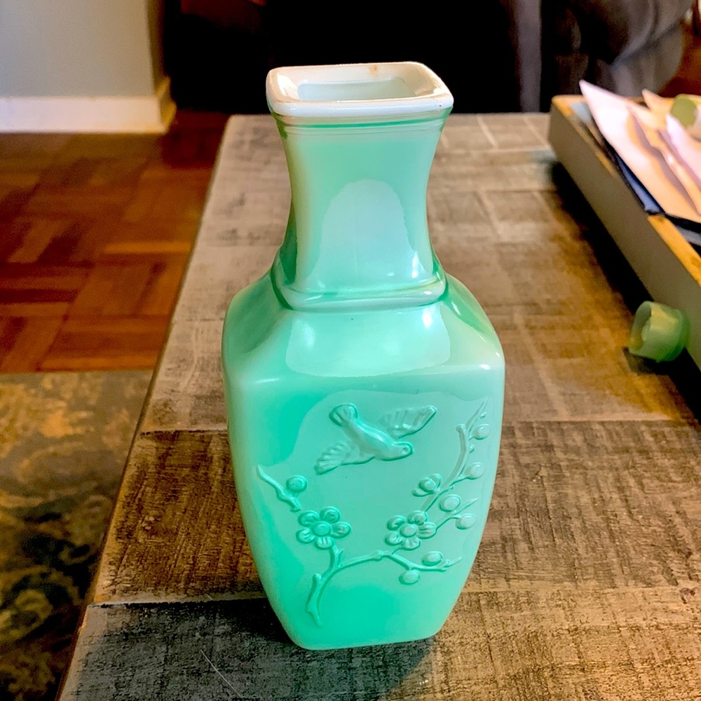 Celadon green vase. Spring Dynasty.